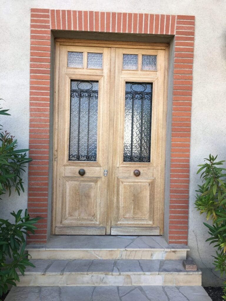Rénover une porte d'entrée en bois ou la remplacer ? 4 critères pour trancher 1 - Medale Peinture rénover une porte d'entrée en bois : état du support avant travaux, lasure écaillée