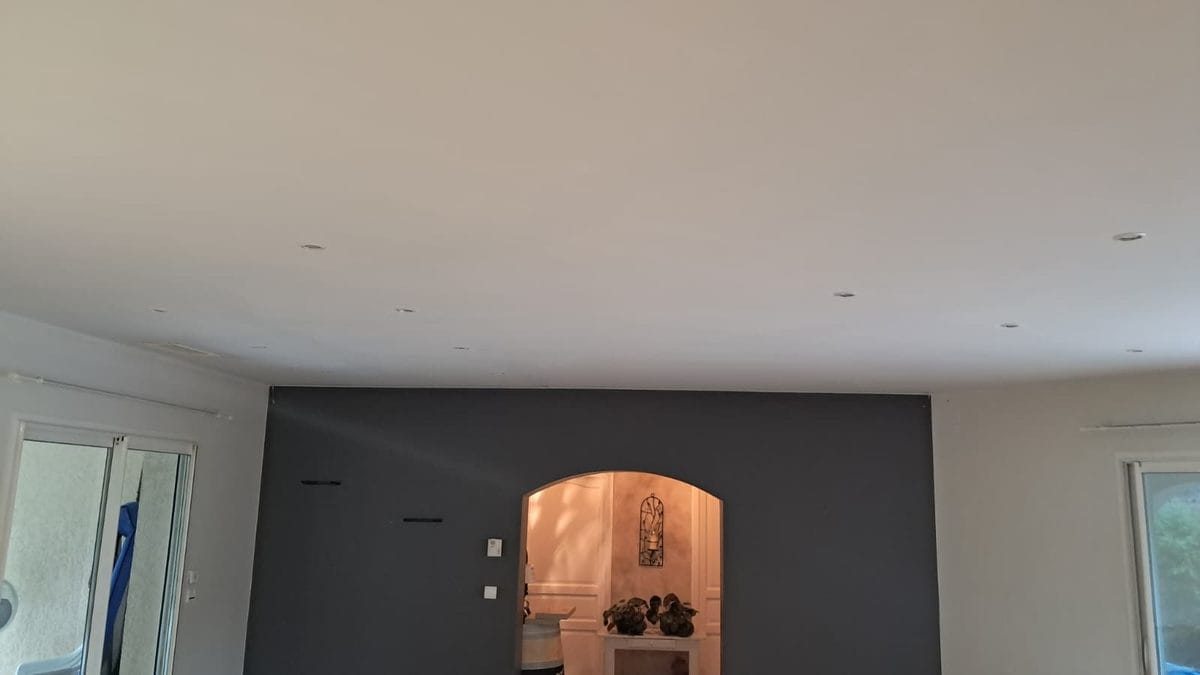 plafond refait après dégât des eaux L'Isle-Jourdain rendu uniforme Médale Peinture
