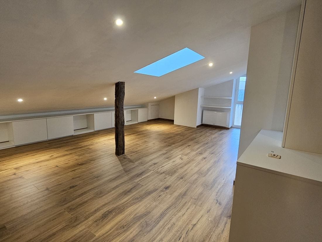 Artisan peintre à Léguevin (31490) : peinture intérieure et pose de parquet 2 - Medale Peinture pièce rénovée avec parquet flottant posé et murs peints par Médale Peinture