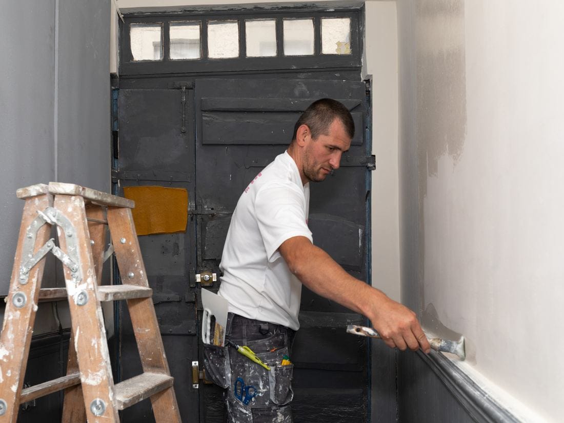 Artisan peintre à Léguevin (31490) : peinture intérieure et pose de parquet 1 - Medale Peinture ratissage et lissage d'un mur avant peinture par Christophe Médale, artisan peintre