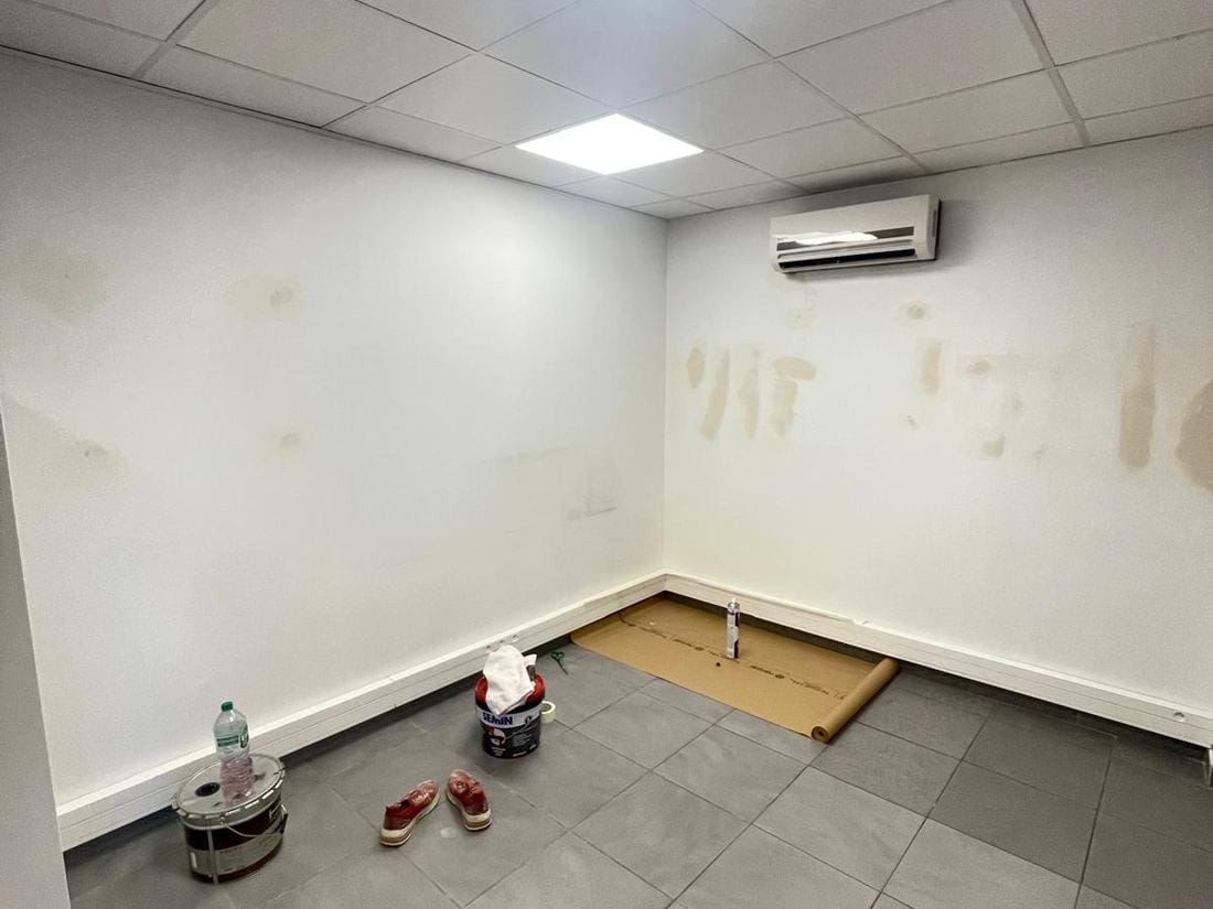 Peinture locaux professionnels à Fonsorbes : rouvrir à la date prévue 1 - Medale Peinture murs de bureaux marqués avant remise en peinture, locaux professionnels à Fonsorbes (31470)