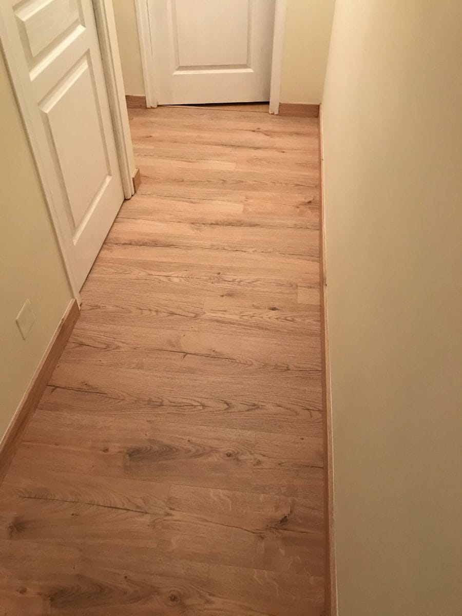 Parquet sur carrelage : poser un sol neuf sans casser l’ancien, chantier à Frégouville 3 - Medale Peinture couloir terminé à Frégouville, parquet flottant posé sur ancien carrelage avec plinthes assorties