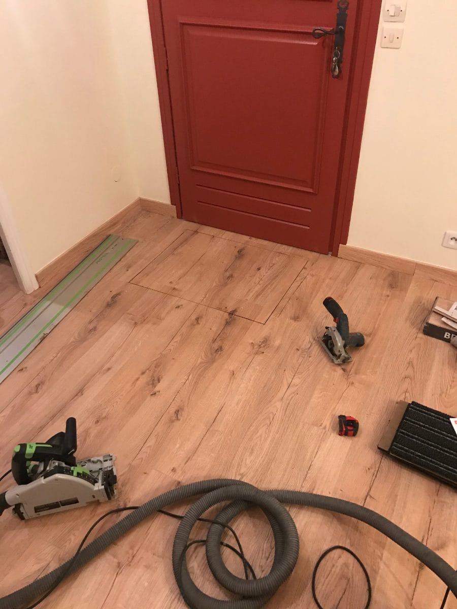 Parquet sur carrelage : poser un sol neuf sans casser l’ancien, chantier à Frégouville 2 - Medale Peinture pose des lames de parquet flottant 8 mm sur l'ancien carrelage ragréé, découpe à la scie plongeante