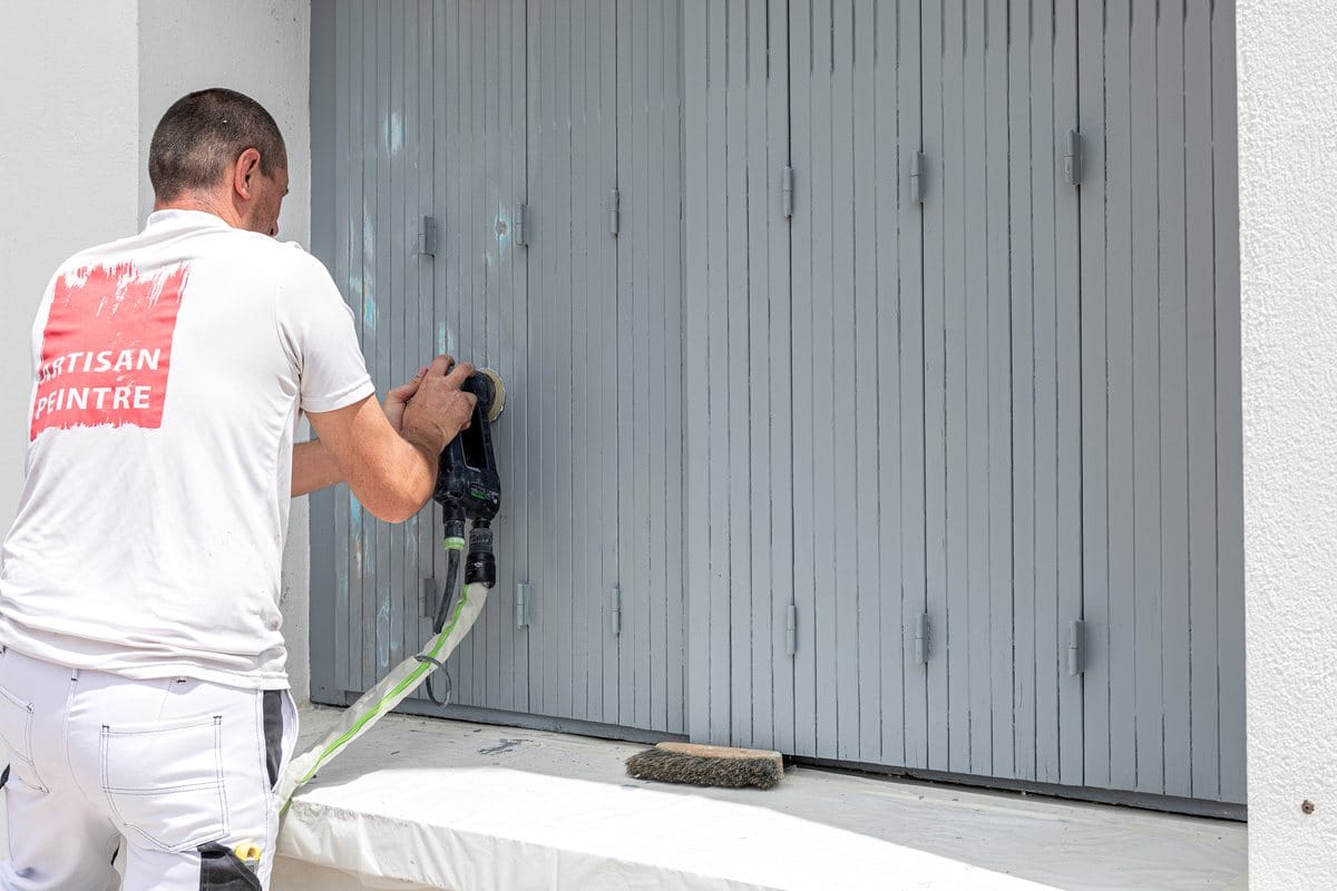 Peintre Pujaudran (32600) : peinture intérieure, murs et boiseries 2 - Medale Peinture ponçage d'un volet bois avec ponceuse aspirée avant mise en peinture