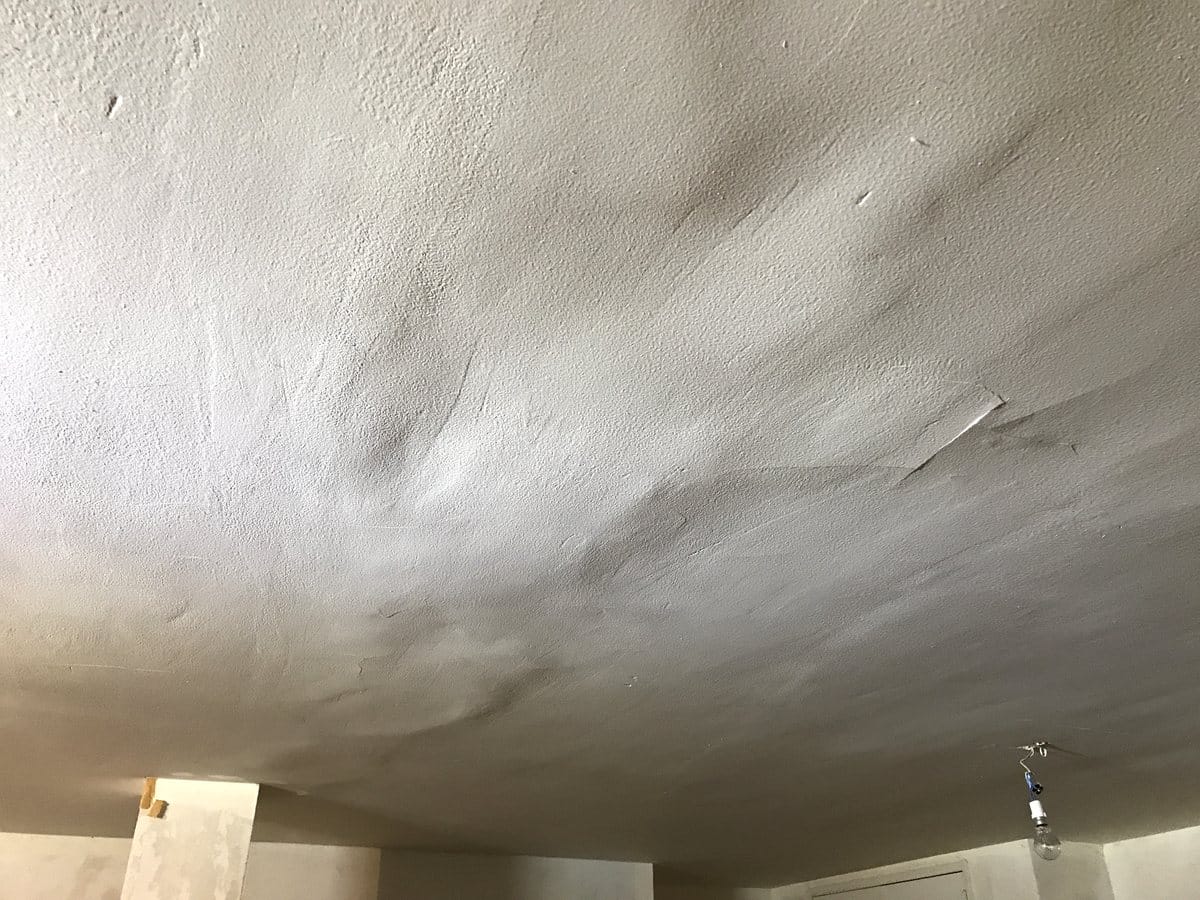 Réparer un plafond en plâtre qui cloque et se décolle : 5 étapes 1 - Medale Peinture plafond en plâtre ancien qui cloque et se décolle, avant travaux