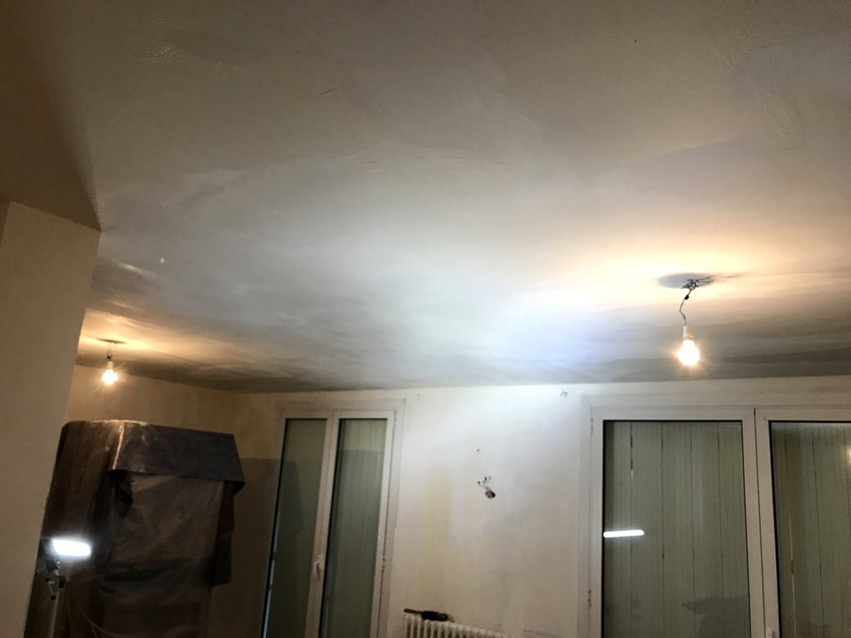Réparer un plafond en plâtre qui cloque et se décolle : 5 étapes 4 - Medale Peinture plafond en plâtre réparé et lissé à l'enduit, prêt à peindre