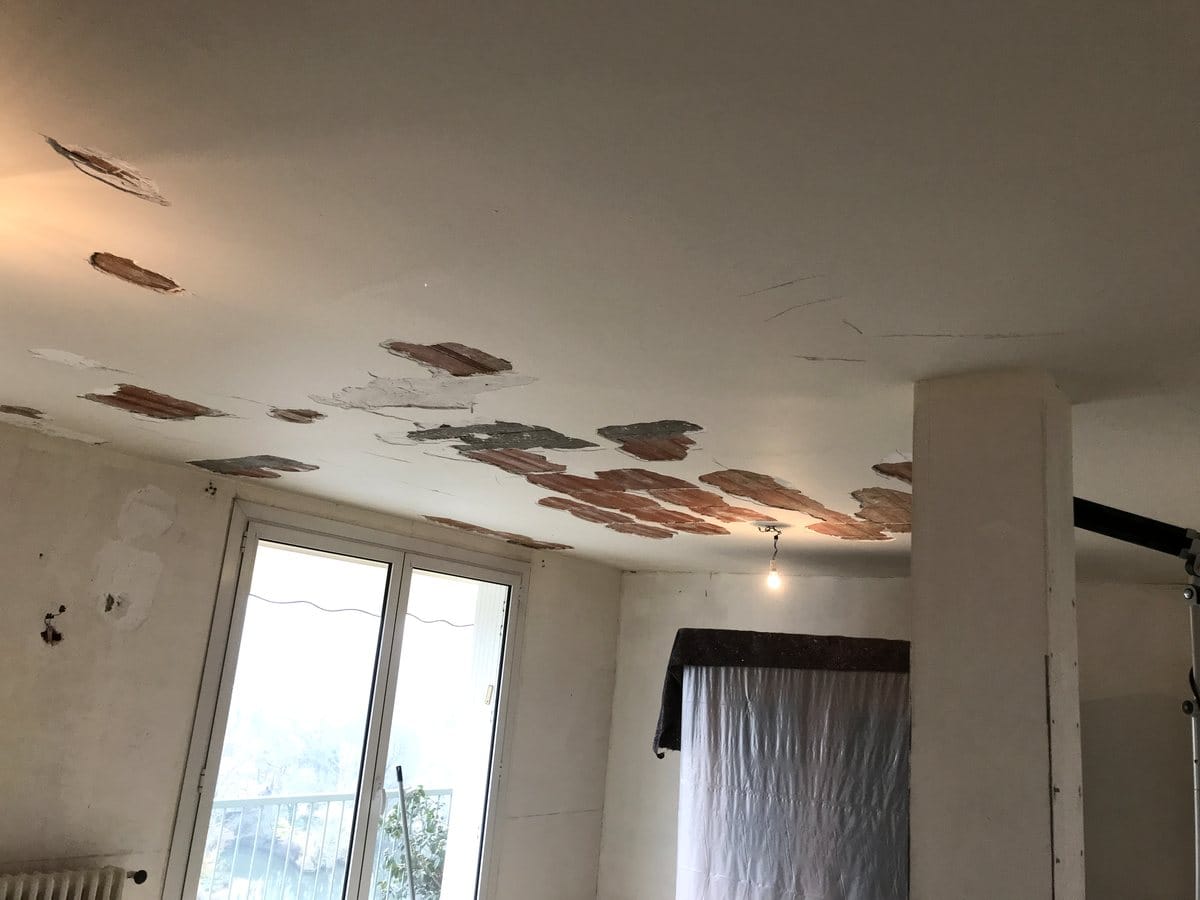 Réparer un plafond en plâtre qui cloque et se décolle : 5 étapes 2 - Medale Peinture purge du plâtre décollé, hourdis en terre cuite apparents au plafond