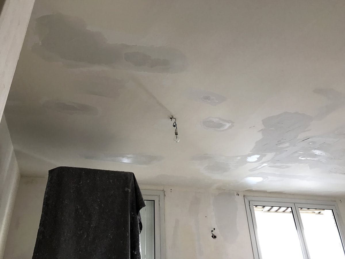 Réparer un plafond en plâtre qui cloque et se décolle : 5 étapes 3 - Medale Peinture rebouchage au plâtre des zones purgées avant lissage à l'enduit