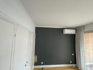 Artisan peintre l'isle-jourdain 1 - Medale Peinture idée de finition pour une peinture maison neuve : un pan gris anthracite, placards et plafond blancs