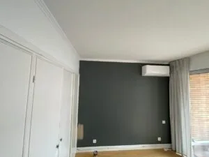 Artisan peintre l'isle-jourdain 1 - Medale Peinture idée de finition pour une peinture maison neuve : un pan gris anthracite, placards et plafond blancs