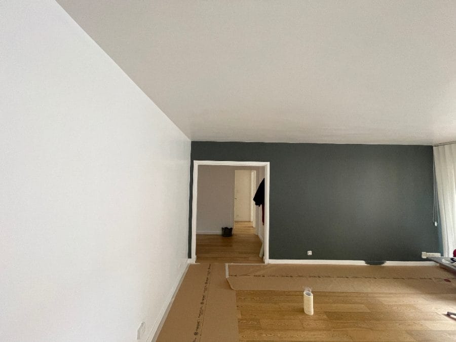 peinture maison neuve : sol protégé jusqu’à la dernière couche, mur du fond en gris anthracite